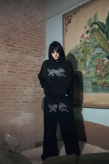 Hoodie negro oversize de felpa de algodón con estampa plastisol de un perro.