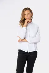 Blusa tipo camisa blanca de manga larga con botones nacarados ocultos con cartera. Tela suave y sedosa con doble capa en el frente para evitar transparencias.