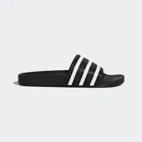 Sandalias Adidas Adilette de color negro con la clásica tira superior texturizada decorada con tres franjas blancas y plantilla contorneada.