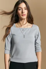 Remera de rib con escote cuadrado y mangas tres cuartos, confeccionada en tejido acanalado elástico que se ajusta al cuerpo.