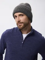 Sweater de punto color azul, con cuello alto y cierre frontal parcial, de manga larga y diseño clásico.