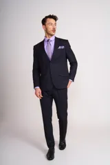 Ambo de corte slim compuesto por saco de dos botones con solapa clásica y pantalón de vestir a juego. El conjunto presenta un diseño sobrio y elegante, ideal para eventos formales.