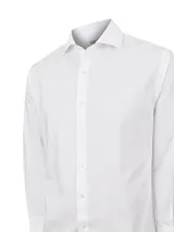 Camisa de manga larga RKF en color blanco, con cuello clásico y cierre frontal de botones. Presenta un diseño minimalista con el logo de la marca bordado en tono sobre tono en el pecho.
