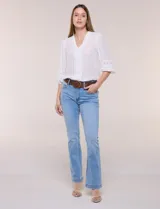 Jean elastizado de tiro alto y pierna semi-oxford, color azul, con diseño clásico de cinco bolsillos y dobladillo en el ruedo. Incluye un cinturón trenzado de cuerina marrón con hebilla metálica dorada.
