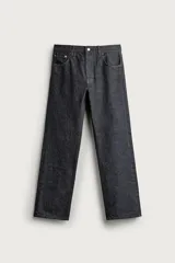 Jeans straight fit de denim oscuro de origen italiano, con tiro bajo, pierna recta y cinco bolsillos. Cierre frontal con botones.