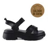 Sandalias de cuero negras con plataforma y tiras anchas cruzadas.