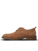 Zapato de vestir tipo derby marca Hush Puppies, confeccionado en cuero gamuzado color tostado. Presenta cordones oscuros, costuras reforzadas y suela de goma con efecto moteado.
