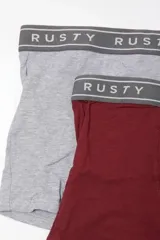 Pack de dos boxers Rusty modelo Kunz, en colores azul y celeste, con cintura elástica con logo de la marca impreso.
