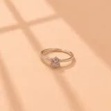 Anillo solitario de plata 925 con piedra de circonia central engarzada en seis puntas.