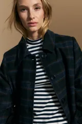 Tapado de paño con diseño a cuadros en tonos oscuros, de corte recto y estructura clásica. Presenta cuello camisero, cierre frontal con botones y bolsillos laterales.