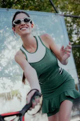 Falda azul de lycra con short incorporado y volado. Tiene bolsillo para pelotas de tenis, elástico rayado en los laterales y logo en la pretina.