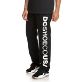 Pantalón de jogging DC Shoes modelo Clewiston, color negro con estampa vertical en contraste con el nombre de la marca en la pierna, puños elásticos en los tobillos y bolsillos laterales.