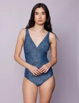 Malla enteriza estampada marca Club del Sol, con escote en V, breteles anchos, copa armada con sujetador interno y forro interno. Confeccionada en tejido italiano.