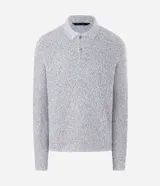 Suéter de punto texturizado color gris claro, con cuello polo y cierre frontal de botones. Presenta mangas largas con puños ajustados y un diseño de corte clásico.