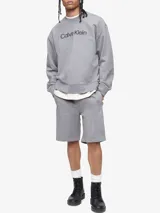 Buzo de cuello redondo Calvin Klein confeccionado en algodón, con corte regular, puños y bajo de canalé, y logo de la marca bordado en la parte frontal.
