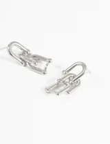 Par de aros plateados de acero quirúrgico hipoalergénico con diseño de eslabones entrelazados.