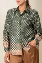 Camisa italiana de satén estampado, color verde con diseño geométrico en blanco y naranja. De manga larga y corte clásico.