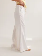 Pantalón de corte clásico, de pierna recta y ligeramente acampanada sobre el ruedo. La cintura es regulable.