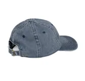 Gorra de visera estilo dad hat en color azul con efecto lavado. Presenta un parche cuadrado en el frente con el logo de la marca Rhythm y detalles en naranja y celeste.