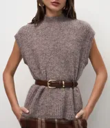 Chaleco de punto gris oscuro con textura jaspeada, diseño sin mangas, corte holgado y cuello alto tipo mock neck.