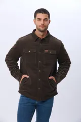 Campera de pana color marrón oscuro con forro de corderito, cuello camisero, bolsillos frontales con solapa y botones metálicos.