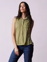 Blusa tejida color verde oliva, marca Rio & Rian, sin mangas, con cuello camisero, abertura frontal con botones y bolsillo de crochet aplicado en el pecho.