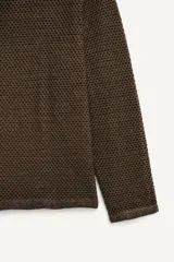 Camiseta de punto con estructura abierta tipo crochet, de corte relajado, cuello panadero con cierre frontal de botones y manga larga.