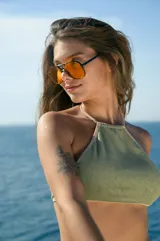 Top verde militar confeccionado en tela de toalla, con tiras de tricot a tono regulables en cuello y espalda.