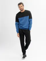 Pantalón de jogging azul marino, confeccionado en felpa, con cintura elástica ajustable con cordón y puños acanalados en los tobillos.