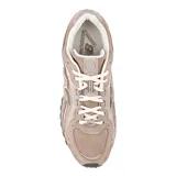 Championes New Balance modelo 204L de color beige, confeccionados con gamuza y malla, con el logo 'N' característico en los laterales y suela texturizada.