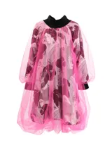 Vestido corto con estampado de geishas intervenido con pintura acrílica y detalle de tul rosa en forma de nube.