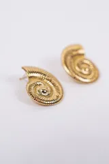 Aros de diseño en forma de caracola con acabado metálico brillante.