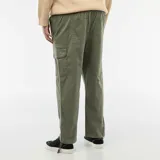 Pantalón cargo de corte recto en color verde oliva, con bolsillos laterales tipo cargo y cierre frontal con botón y cremallera.