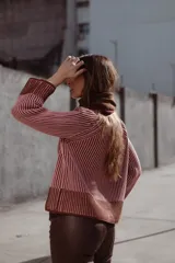 Saco de punto vanizado, tejido en dos colores con efecto bicolor a rayas verticales, cuello redondo, manga larga y cierre frontal con botones negros.