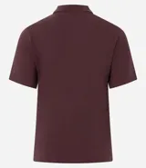 Blusa estilo polo de manga corta, confeccionada en tejido piquet color bordó. Presenta cuello clásico y cierre frontal con tres botones.