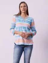 Blusa de algodón estampado con cuello a la base y escote en V con tachas. Manga ¾.