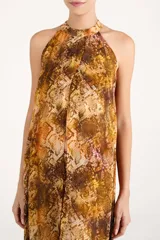 Vestido largo fluido de viscosa con estampado animal print tipo serpiente, escote halter y abertura frontal.