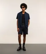 Bermuda recta azul marino confeccionada en sarga con tecnología que reduce las arrugas, seca rápido y ofrece mayor elasticidad.