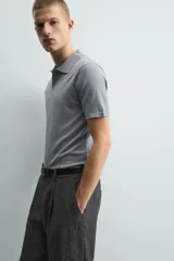 Polo de corte regular fit, con cuello solapa, cierre frontal de botonadura y manga corta con acabados en rib.