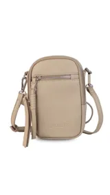 Bandolera compacta color rosado, con correa regulable y desmontable. Tiene apertura superior, bolsillo frontal con cierre y detalle de borla, y bolsillo trasero sin cierre. El interior está forrado en tela y cuenta con un bolsillo adicional.