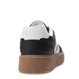 Championes urbanos de plataforma color beige, con diseño de paneles superpuestos y cierre mediante cordones al tono.