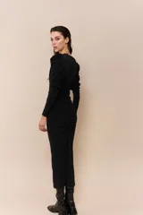 Vestido midi de fiesta color plateado con escote en V, mangas largas abullonadas y frunces en la falda.