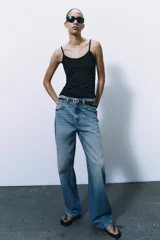 Camiseta ajustada negra con escote redondo y tirantes finos.