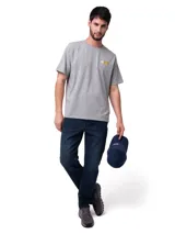 Remera de manga corta y cuello redondo color gris jaspeado. Presenta un pequeño logo estampado en el lado izquierdo del pecho y un diseño gráfico de mayor tamaño en la espalda.