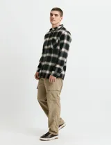 Pantalon cargo color beige, con bolsillos laterales amplios y cierre frontal con botones.