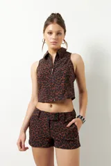 Short marrón con estampado animal print negro, de tiro bajo y corte ajustado.