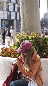 Campera de cuero color marrón claro, con flecos en la espalda y mangas.