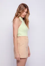 Short de lino color verde lima, con cintura elástica fruncida y bolsillos amplios al frente.