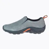 Mocasín Merrell Jungle Moc para hombre, color gris, sin cordones, con elástico lateral para facilitar el calce, capellada de cuero gamuzado, plantilla acolchada y suela de goma con tecnología Air Cushion para absorción de impactos.