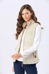 Chaleco de sherpa color beige con cierre frontal, cuello alto y detalles de terminación en eco cuero. Cuenta con bolsillos laterales y un pequeño aplique de marca en el frente.